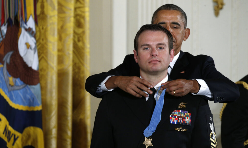 B.Obama už įkaito i&scaron;gelbėjimą įteikė Garbės medalį SEAL grupės nariui