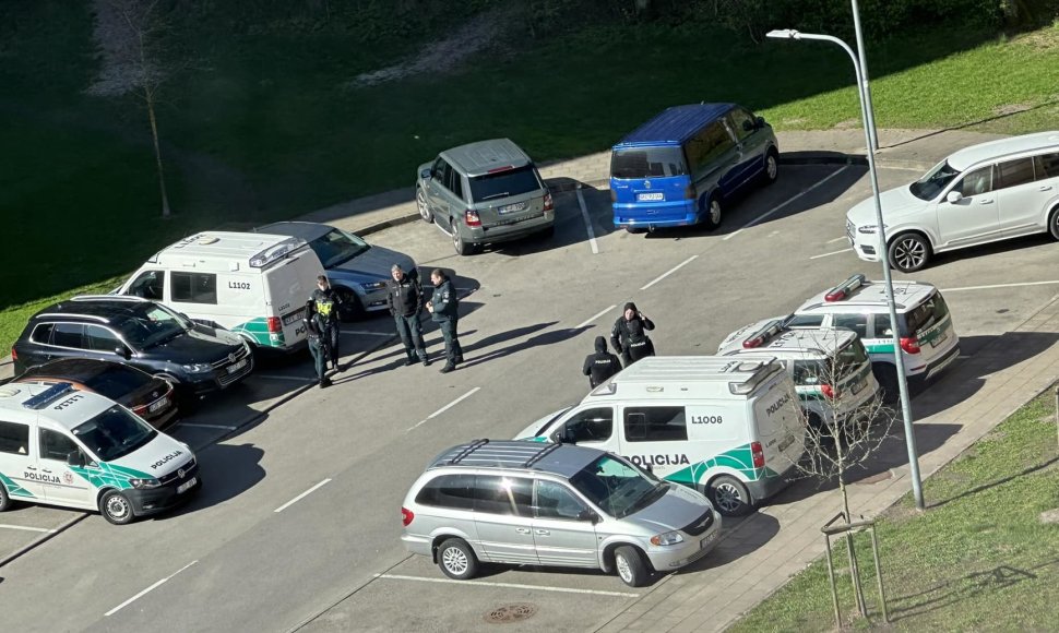 Sekmadenio vakarą Dragūnų rajono gyventojų dėmesį atkreipė gausios policijos pareigūnų pajėgos. 