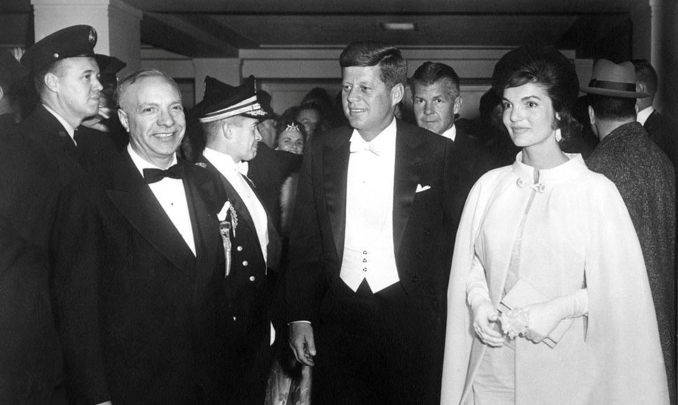 Johnas F. Kennedy su žmona atvyksta į inauguracijos puotą 1961 m.