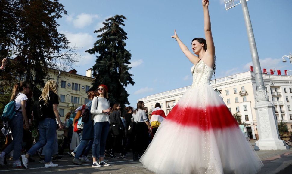 Moterų maršo Minske metu sulaikomi protestuotojai