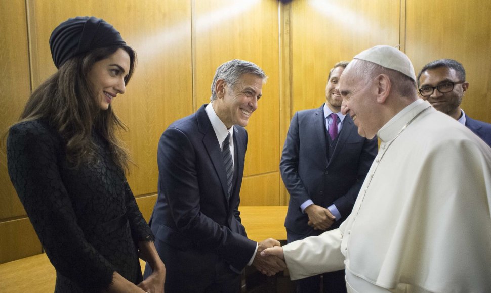 Popiežius Pranciškus su George'u Clooney ir Amal Clooney 