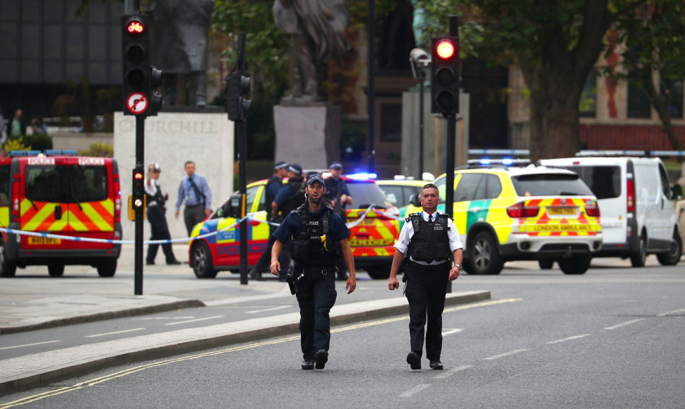 Londone automobilis trenkėsi į užtvarą prie parlamento.