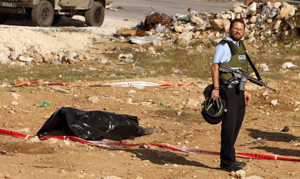 Izraelio karys šalia nušauto palestiniečio kūno