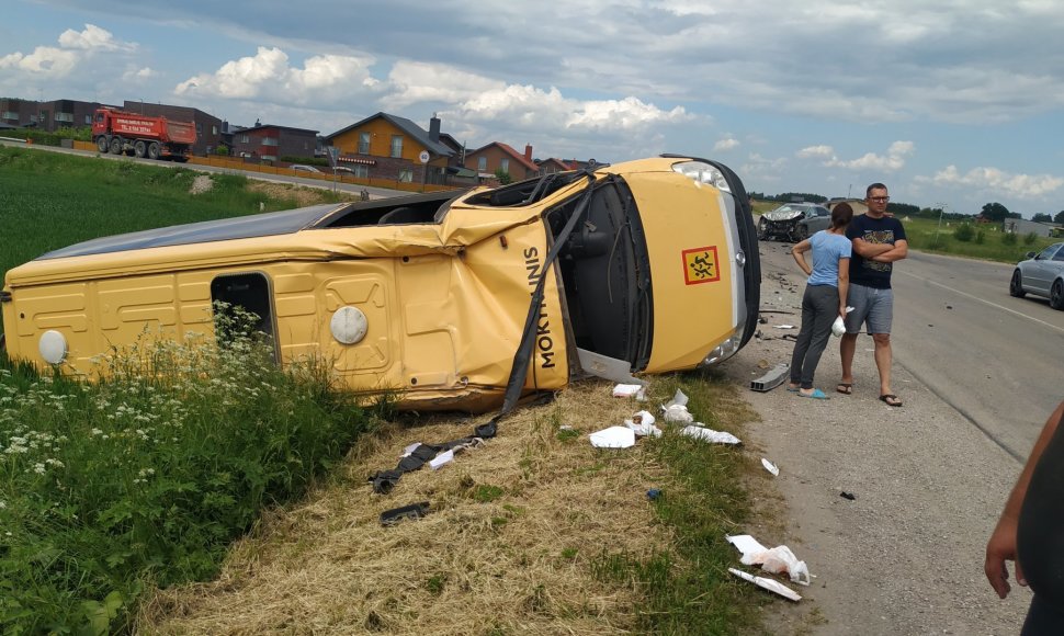 „Lexus“ ir mokyklinio autobuso avarija Poderiškiuose