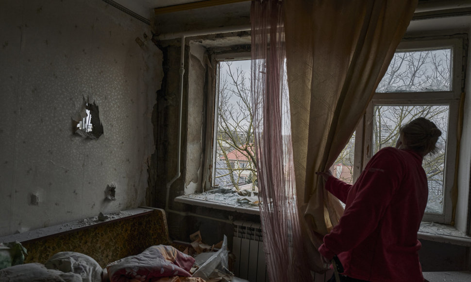 Moteris Rusijos pajėgų apšaudytame bute Chersone