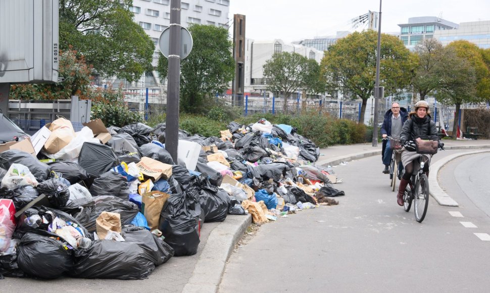 Paryžiaus gatvės užverstos šiukšlėmis.