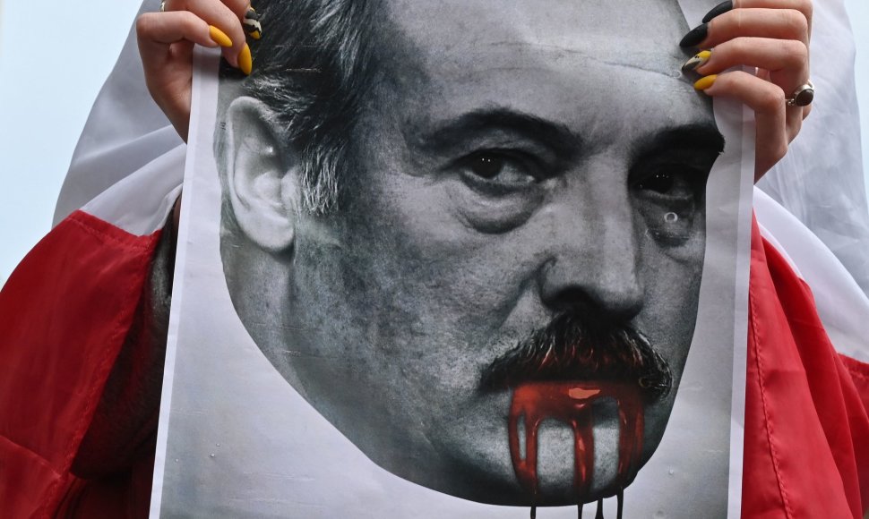 Aliaksandro Lukašenkos portretas aktyvisto rankose