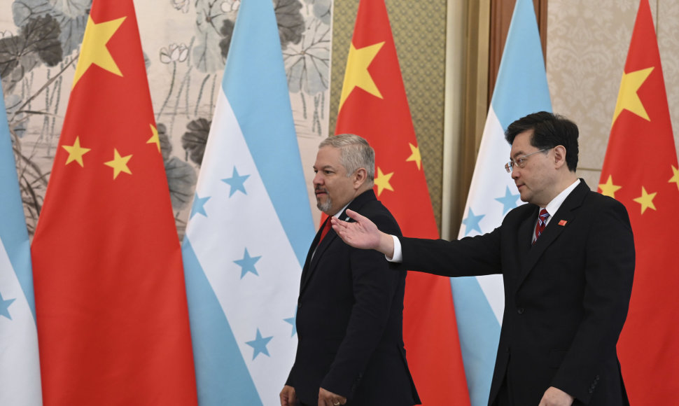 Kinijos užsienio reikalų ministras Qin Gangas (dešinėje) rodo kelią Hondūro užsienio reikalų ministrui Eduardo Enrique Reina Garciai