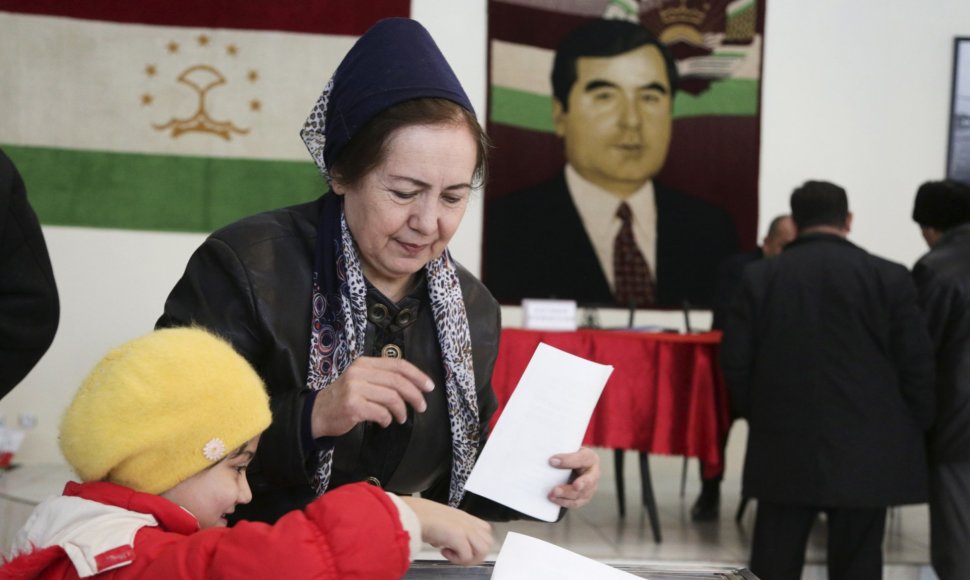 Moteris balsuoja Tadžikistano rinkimuose.