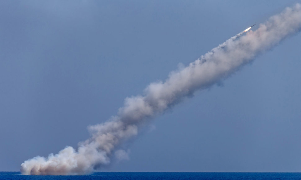 Iš povandeninio laivo „Velikij Novgorod“ leidžiamos raketos.