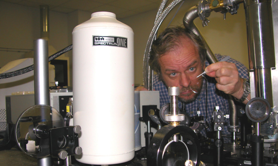 Eksperimentai prie lazerio stendo. Pietų Karolinos universitetas, JAV, 2004  m.
