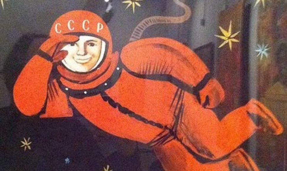 N.Chruščiovo laikų ateistinė propaganda aiškino, jog kosmonautas J.Gagarinas kosmose Dievo nematė, todėl jo nėra