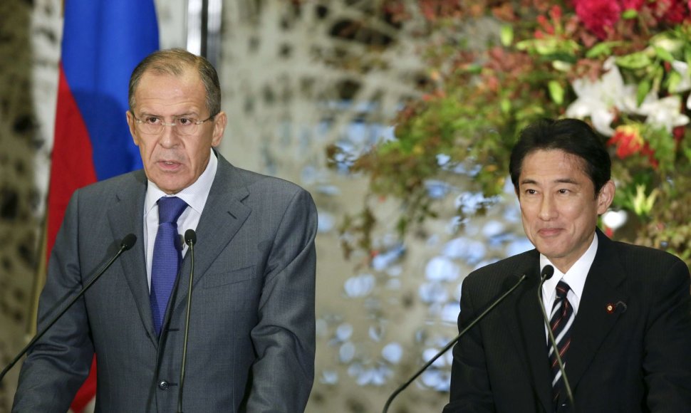 Japonijos užsienio reikalų ministras Fumio Kishida ir Rusijos diplomatijos vadovas Sergejus Lavrovas 