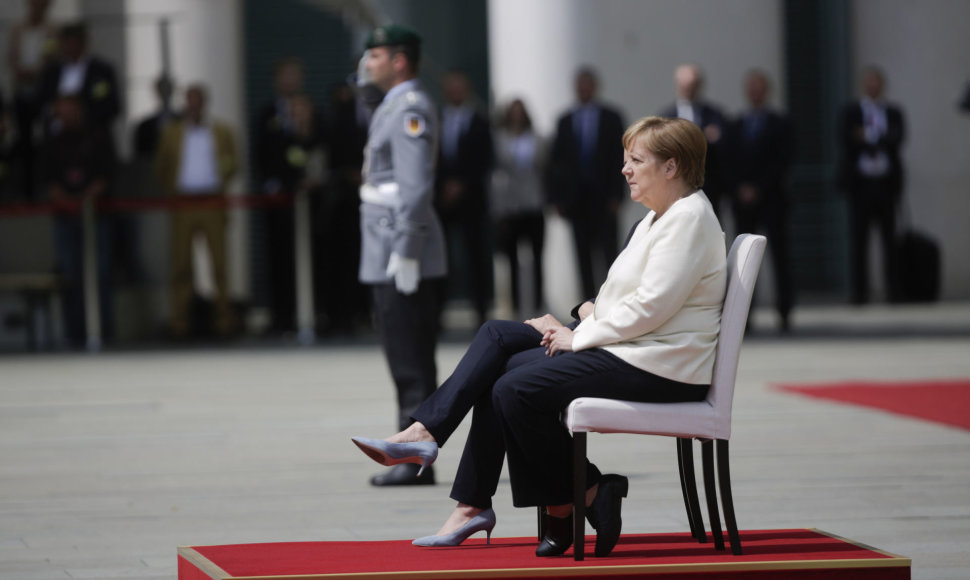 A.Merkel skambat himnams jau ne stovėjo, o sėdėjo