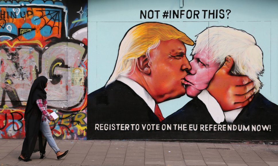 Donaldo Trumpo ir Boriso Johnsono bučinio piešinys Bristolyje