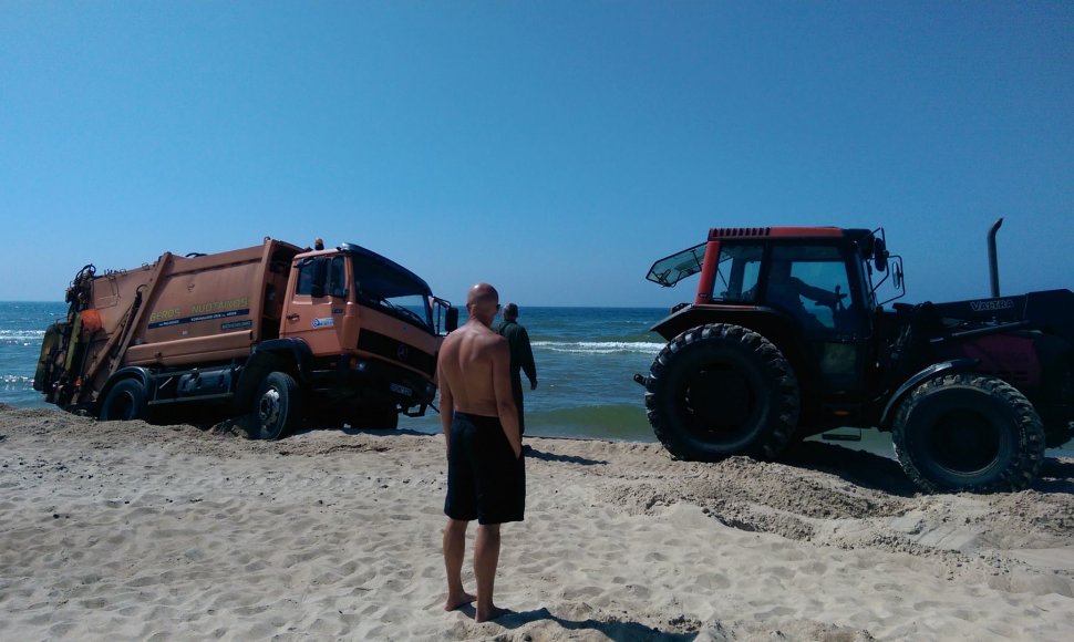 Sunkvežimis Palangos paplūdimyje