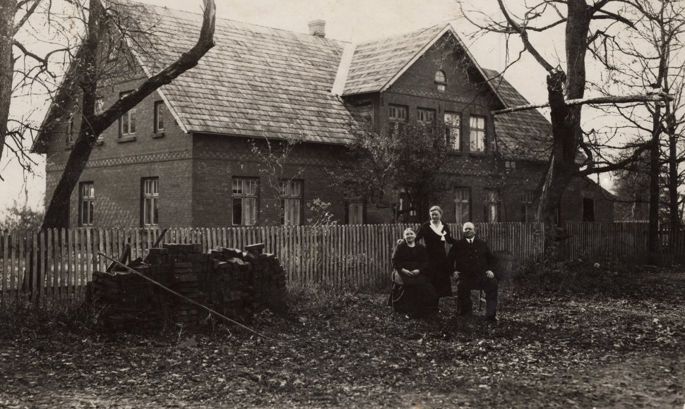 Mėta Pažėraitė (vok. Meta Paszehr) su tėvais prie namų Miškogalių kaime. 1932 m