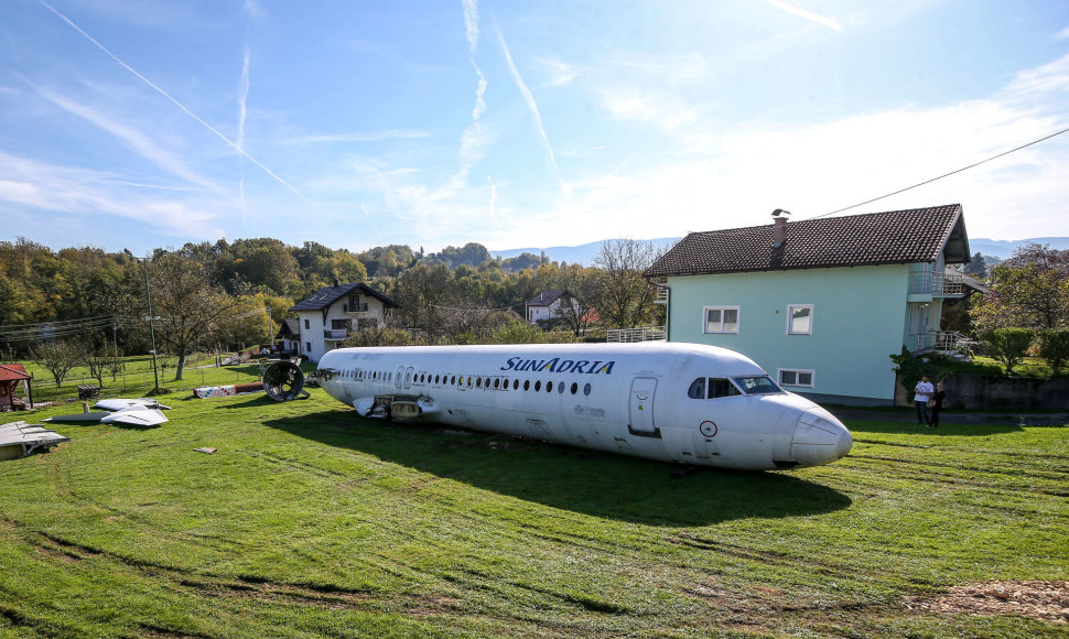 Kroatas savo namo kieme pasistatė keleivinį lėktuvą