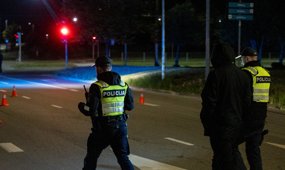 Per komendanto valandos pratybas Vilniuje, policijos patikros metu įkliuvo vyras su galimai narkotinėmis medžiagomis