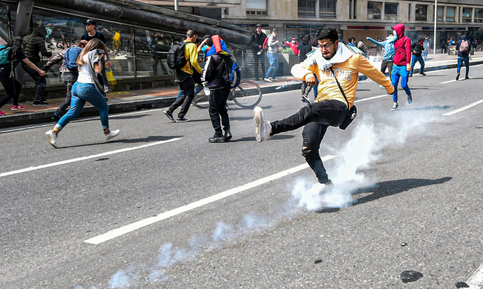 Kolumbijoje prieš protestuotojus panaudotos dujos