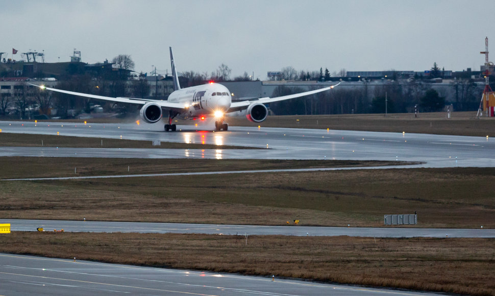 Vilniuje nusileido „Boeing“ atskridęs tiesiai iš Japonijos