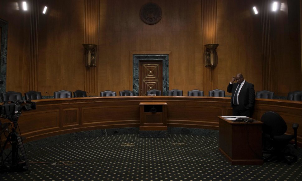 Tuščia JAV Senato Finansų komiteto salė po demokratų boikoto