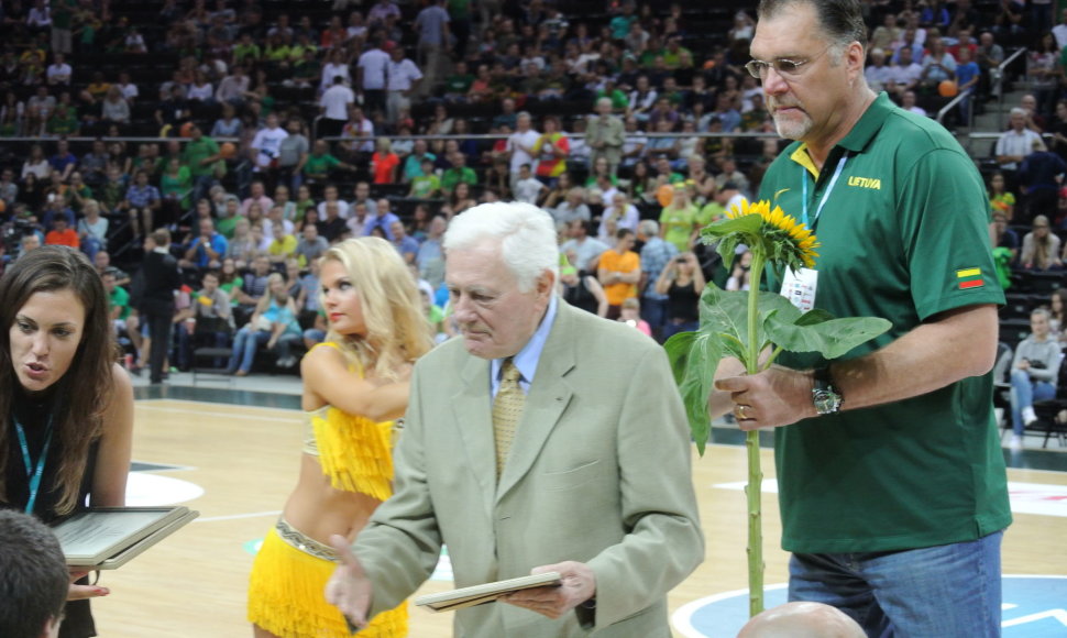 A.Sabonis ir V.Adamkus pasveikino Lietuvos vežimėlių krepšinio rinktinę  2014 m. rugpjūčio 16 d. 