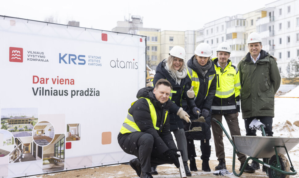 Kapsulę kasa Vilniaus m. meras Valdas Benkunskas, vicemerė Donalda Meiželytė, Vilniaus vystymo kompanijos vadovė Laura Joffė, &bdquo;KRS&ldquo; direktorius Martynas Valančius, UAB &bdquo;Atamis&ldquo; direktorius Mindaugas Undaravičius