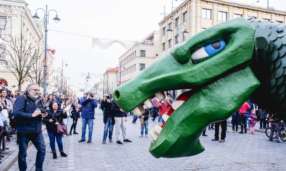 FiDi Eisena su fizikų simboliu Dinu Zauru