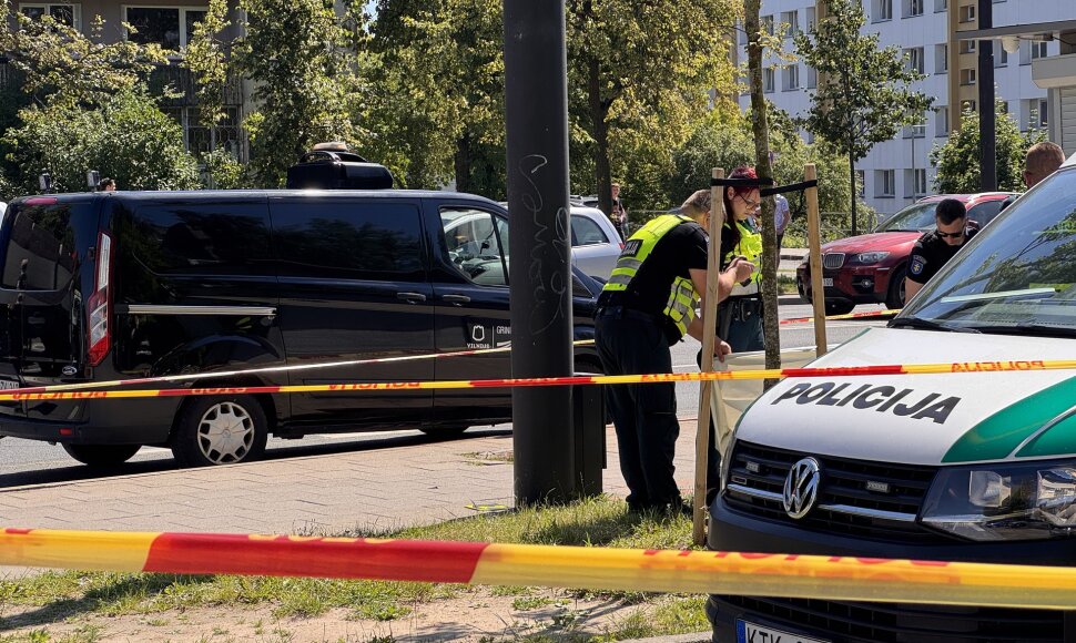 Vilniuje automobilis rėžėsi į autobusų stotelę su žmonėmis: viena mergina žuvo