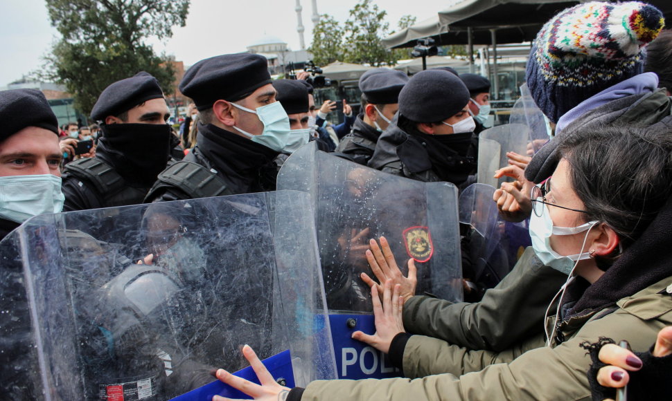 Turkijos policija sulaikė dešimtis protestavusių studentų