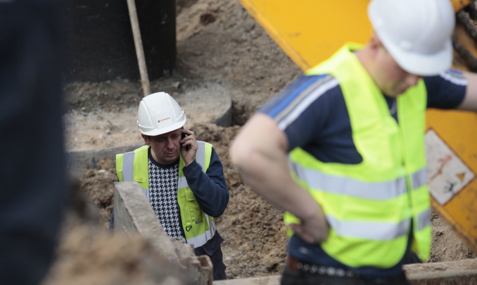 Nelaimė Marijampolėje: žmogų 5 metrų gylyje užvertė žemės