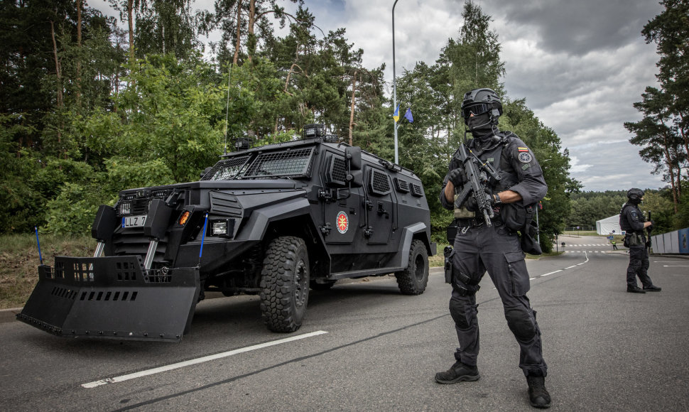 Viešojo saugumo tarnybos operatyvaus reagavimo kontratakos komanda (ORKA) saugo įvažiavimą į NATO viršūnių susitikimo renginio vietą Vilniaus Litexpo parodų centre