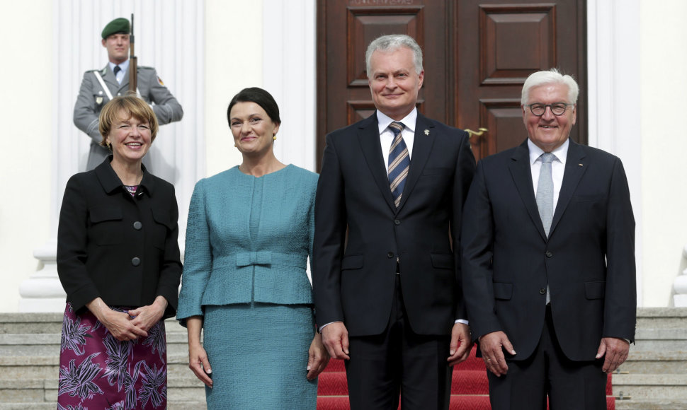 Vokietijos prezidentas Frankas Walteris Steinmeieris (dešinėje) su žmona Elke Buedenbender (kairėje) priėmė Gitaną Nausėdą ir Dianą Nausėdienę.