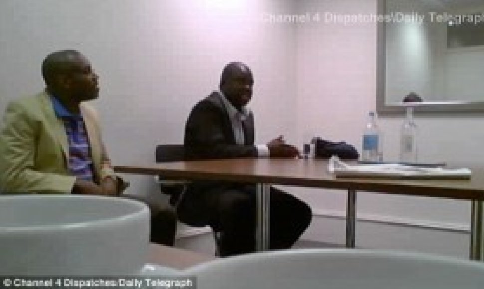  Christopheris Forsythe ir Obedas Nketiahas kalbasi su žurnalistais dėl sutartų mačų