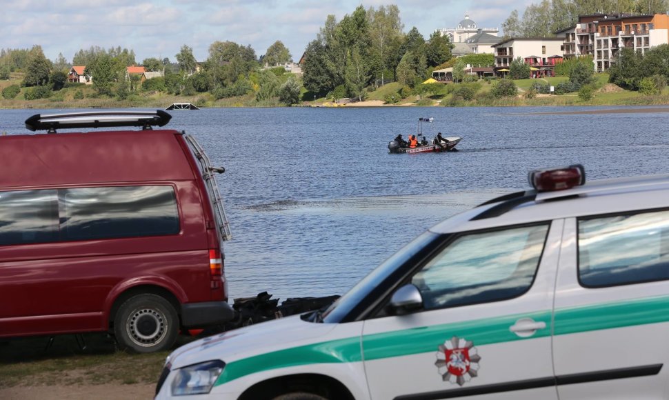 „Aro“ narai Gilužio ežero dugne ieško tanko