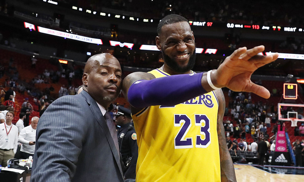 L.Jamesas pelnė 51 tašką, o „Lakers“ įveikė „Miami Heat“ komandą.