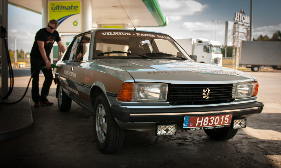 2000 km žygis iš Vilniaus į Paryžių su 30 metų senumo „Peugeot 305“ ir naujuoju 308