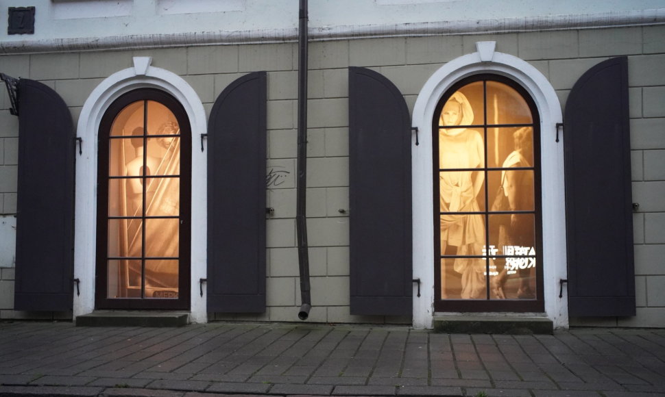 Romo Juškelio paroda „Žmonės ir manekenai“ Kauno fotografijos galerijos languose