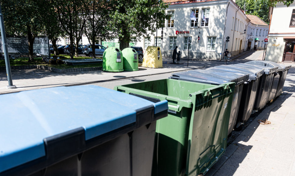 Konteineriai prie paminklo Cemachui Šabadui