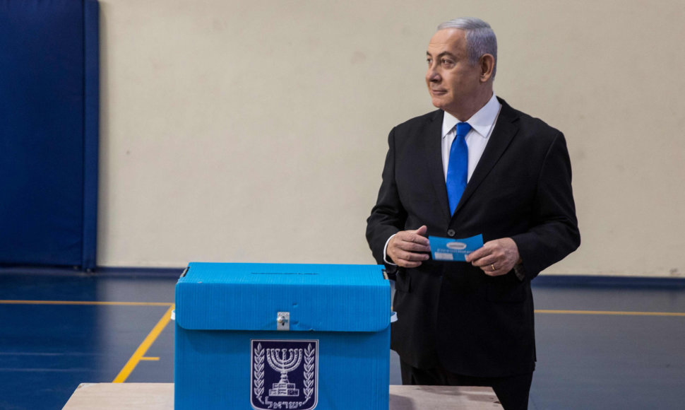 Benjaminas Netanyahu balsuoja rinkimuose