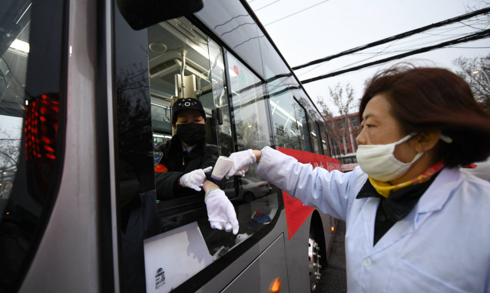 Pasaulyje gilėja Kinijos koronaviruso krizė