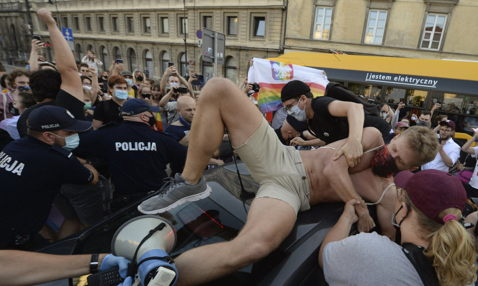 LGBT aktyvistų ir policijos priešprieša
