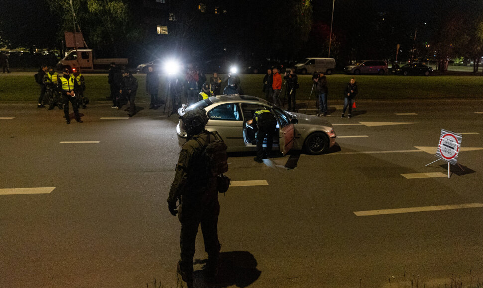 Per komendanto valandos pratybas Vilniuje, policijos patikros metu įkliuvo vyras su galimai narkotinėmis medžiagomis