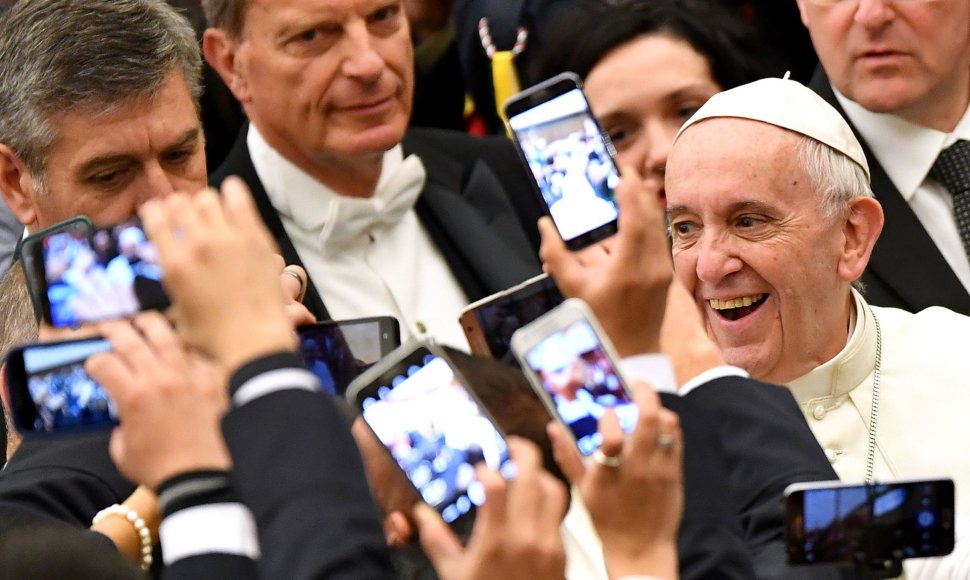 Popiežius Pranciškus išmaniųjų telefonų apsuptyje