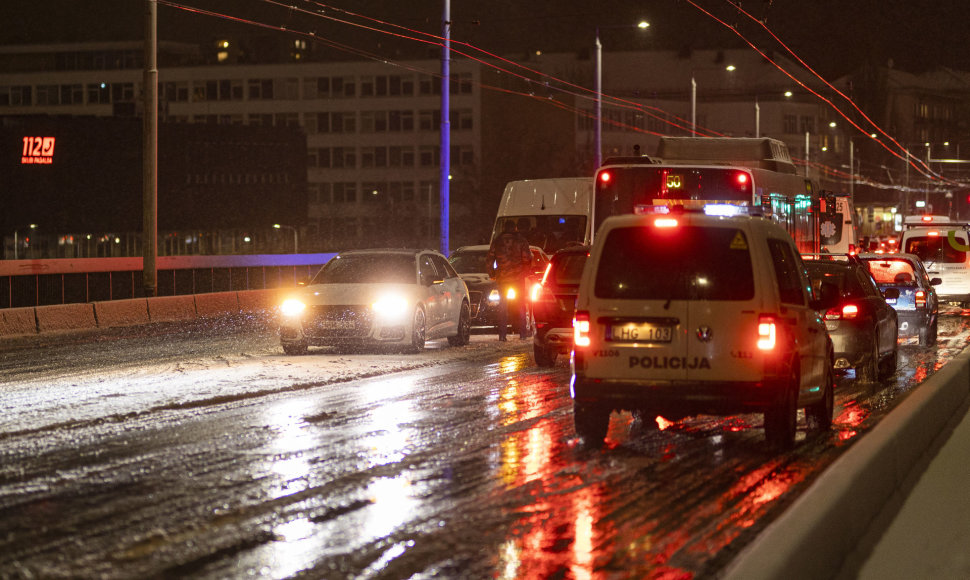 Žiema sugrįžo: visame Vilniuje avarijos ir spūstys