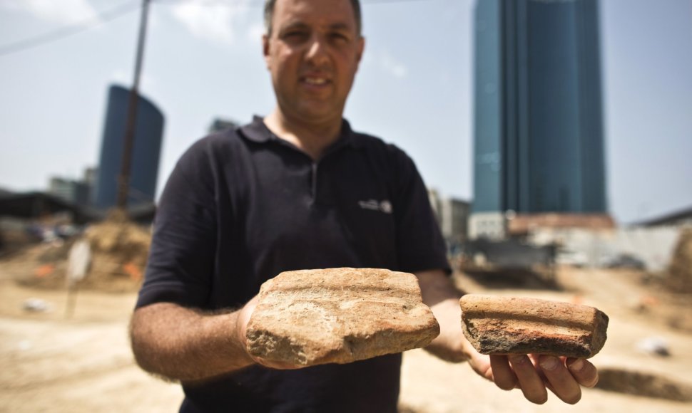 Kasinėjimų Tel Avive metu rasti senovinių talpų alui daryti fragmentai.