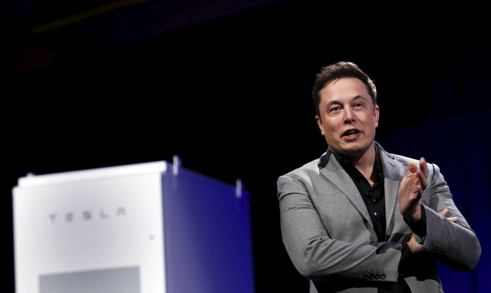 Elonas Muskas pristato „Tesla“ namų baterijas