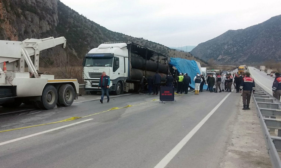 Turkijoje susidūrus autobusui ir sunkvežimiui žuvo mažiausiai 13 žmonių