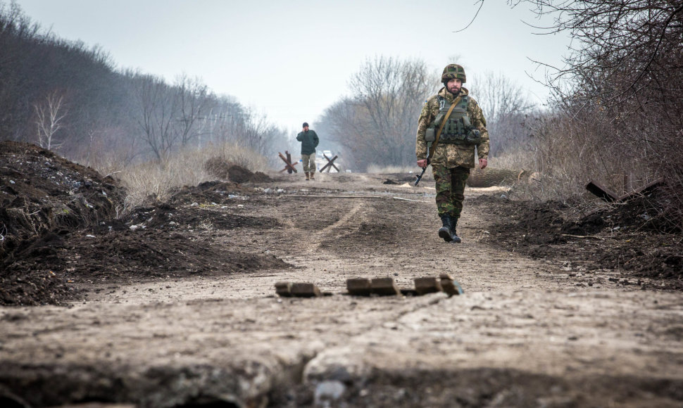 Ukrainos kariai patruliuoja kaime šalia Marjinkos
